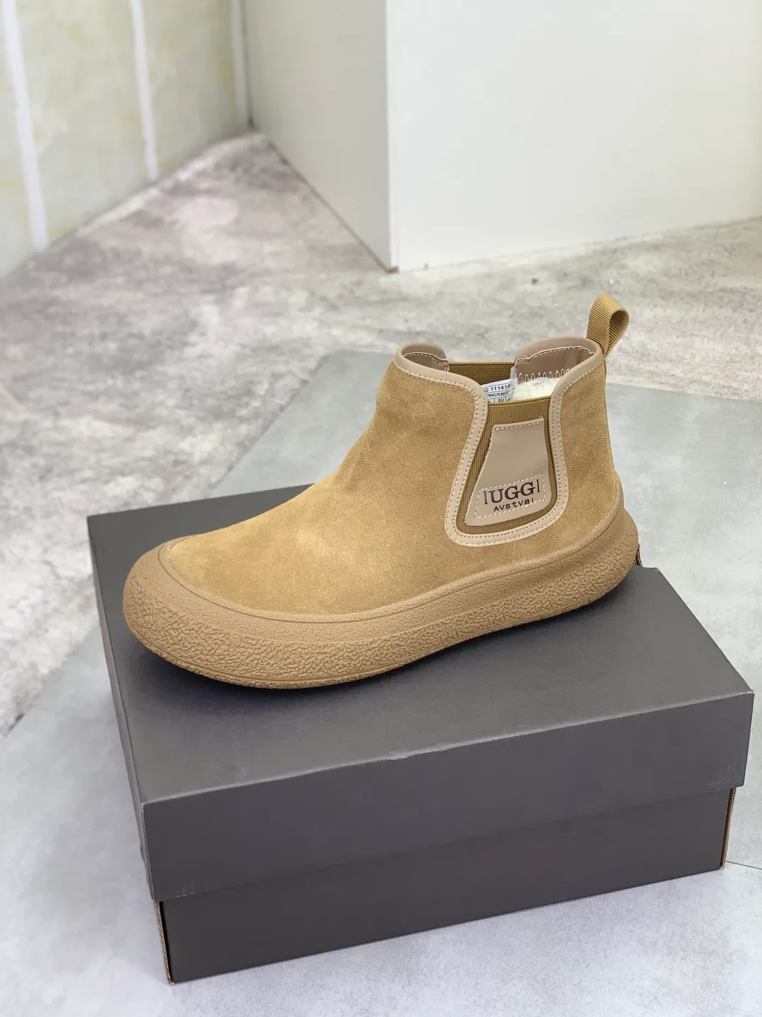 Men's men's shoes 💰P560 New arrival 🆕🆕🆕 IUGGI A pair of handsome Martin boots that want to be "welded" to the feet. Sheep fur lining is comfortable and warm. The anti-slip performance is even better. Matte cowhide with super comfortable stretch velvet. ➕Fine handmade stitching to keep your feet from freezing in the winter. Must be arranged! Perfectly interpreting the essence of Chelsea, trendy and fashionable, casual and versatile. Size: 39-44